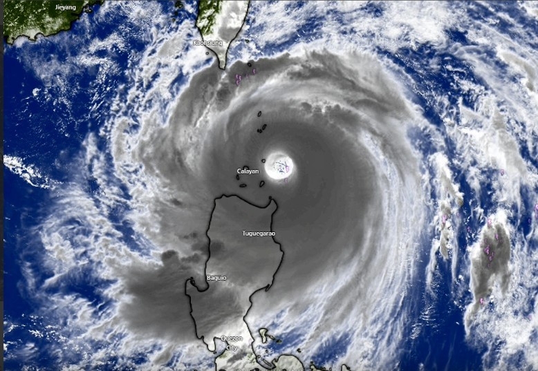 Siêu bão Ragasa áp sát, trường học chuyển sang học trực tuyến để đảm bảo an toàn